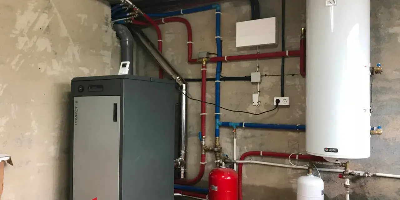 Instalación de caldera de pellets para radiadores, con depósito de agua caliente y sistema de tuberías.