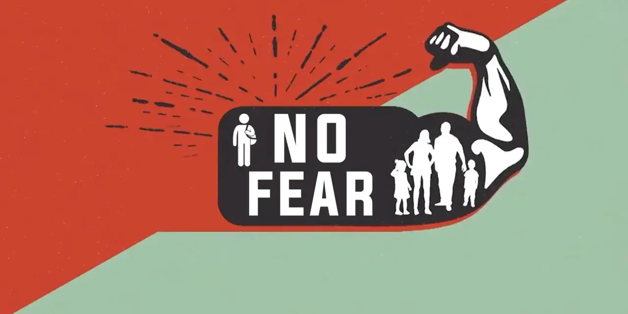 Grafika z napisem "NO FEAR" i sylwetkami rodziny w zgiętym bicepsie.