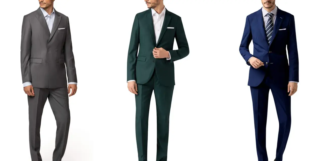 Tres hombres con trajes elegantes, uno gris, uno verde y uno azul, perfectos para un código de vestimenta formal.