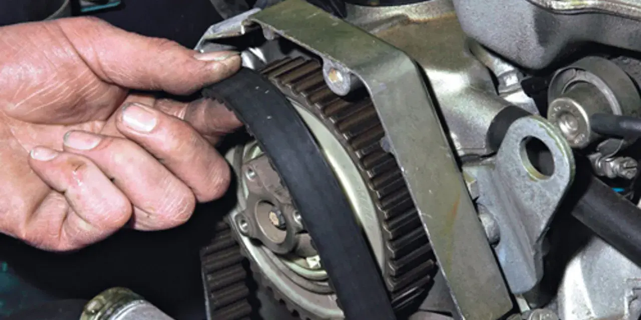 Mechanik sprawdza pasek rozrządu. Czas wymiany rozrządu zależy od modelu auta.