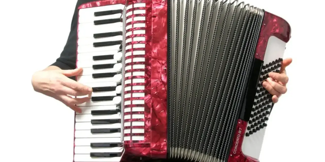 Ręce grają na czerwonym akordeonie, wydobywając dźwięki tego wspaniałego instrumentu.