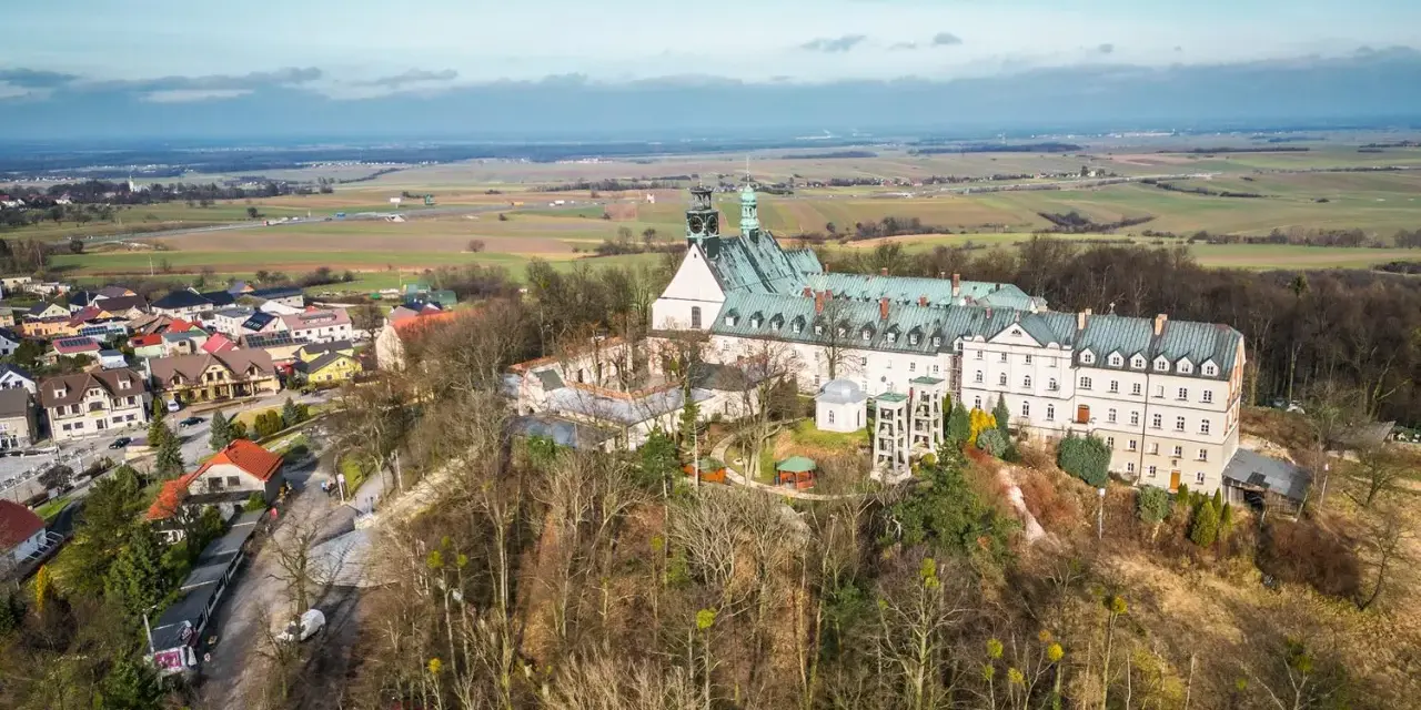 Widok z lotu ptaka na Górę Świętej Anny z klasztorem i otaczającą wioską.
