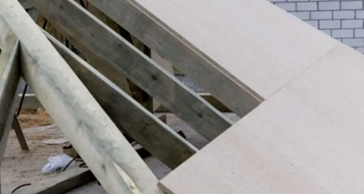 Konstrukcja dachu garażu z płyty OSB, widoczne drewniane krokwie i fragmenty pokrycia.