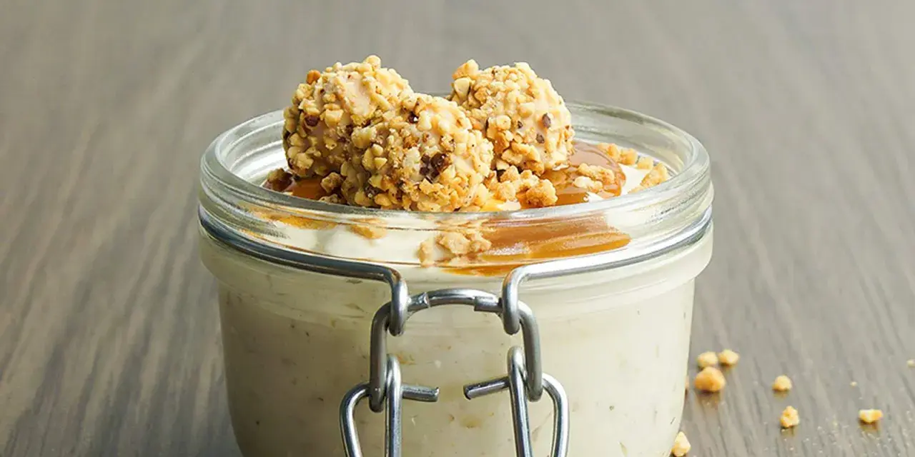 Cremiges Giotto Eis im Glas, garniert mit Karamell und gehackten Nüssen. Ein süßer Genuss!