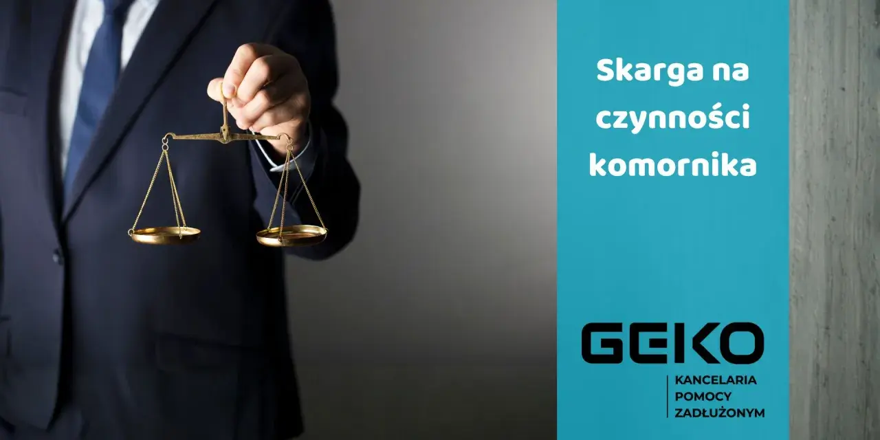 Prawnik w garniturze trzyma wagę sprawiedliwości. Tekst: "Skarga na czynności komornika". Pomoc w ograniczeniu zajęcia komorniczego.