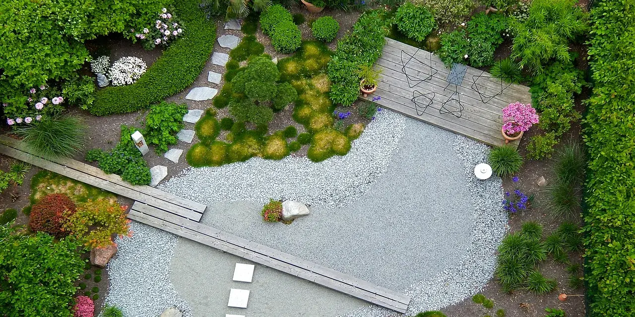 Ein moderner japanischer Garten mit Kieswegen, Holzdecks und üppiger Bepflanzung. Tolle tipps zur gartengestaltung für eine ruhige Oase.