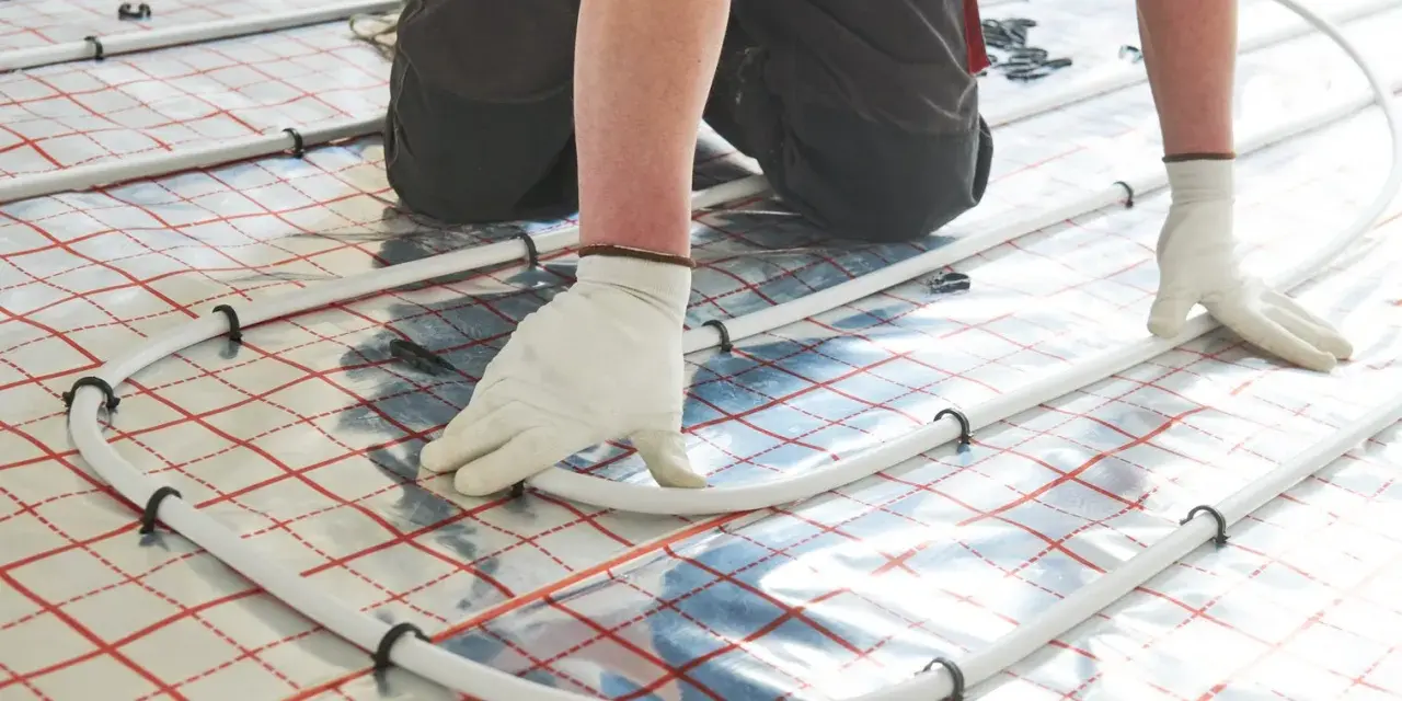 Montaż podłogówki. Sprawdź, jaka jest podłogówka cena za m2 robocizny i ciesz się ciepłem.