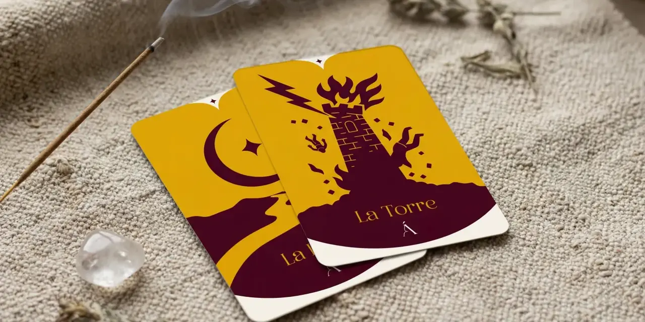 Cartas de tarot "La Torre" y "La Luna" sobre tela rústica, con incienso humeante y un cuarzo.