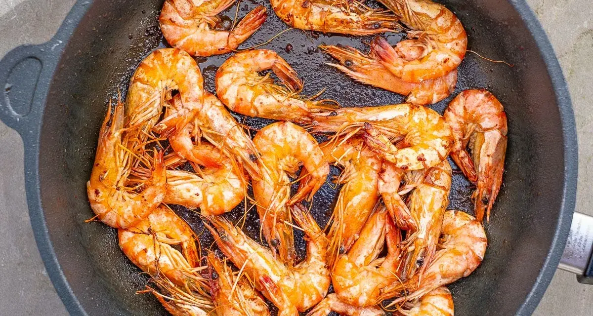 Saftige Garnelen in einer Pfanne, bereit für köstliche Scampi Rezepte. Perfekt gebraten und appetitlich präsentiert.