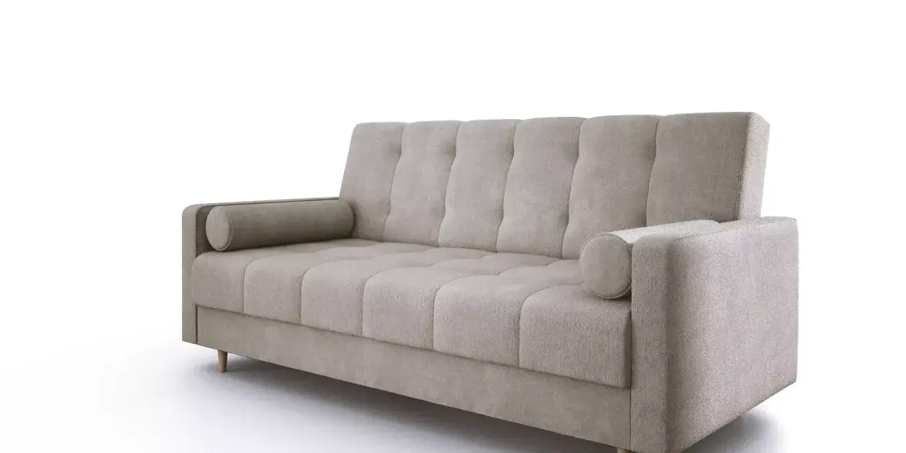 Beżowa sofa z pikowanymi poduchami i wałkami, gotowa do rozłożenia. Mechanizm rozkładania sofy jest intuicyjny.