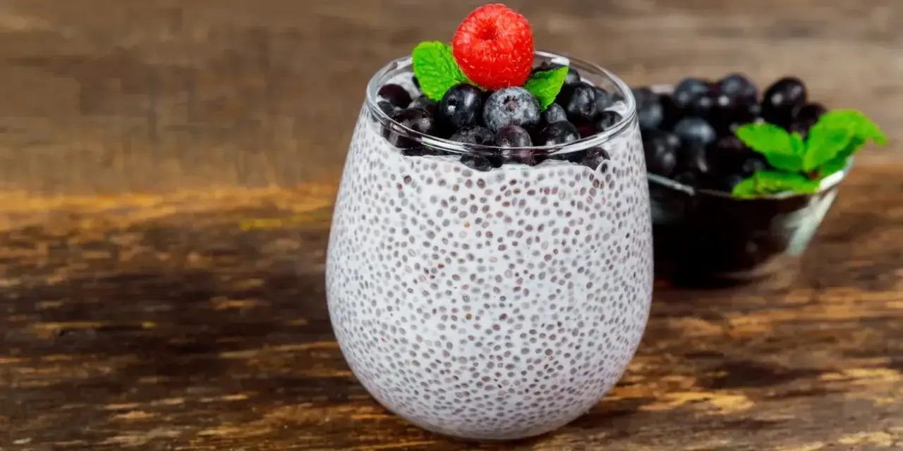 Pudding chia z jagodami i maliną. Nasiona chia – właściwości i przeciwwskazania.