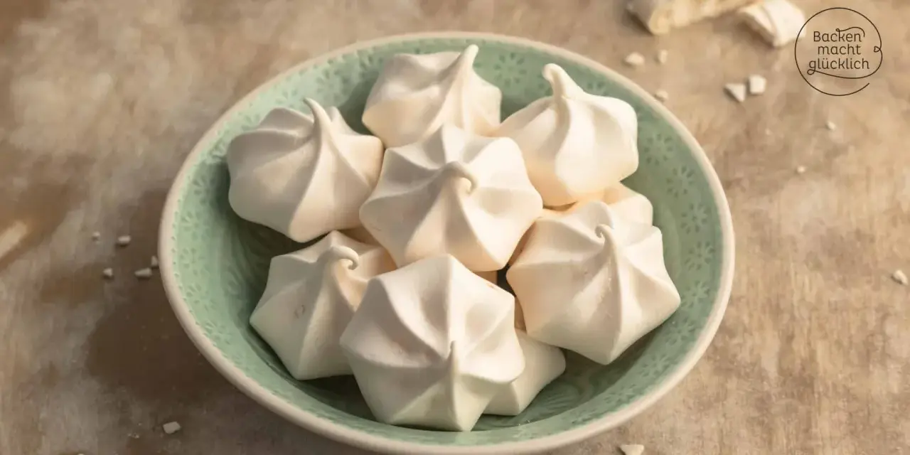 Ein Teller voller zarter Baiser, perfekt für jedes Baiser Rezept. Sie sehen aus, als wären sie frisch aus dem Ofen und bereit, auf der Zunge zu zergehen.