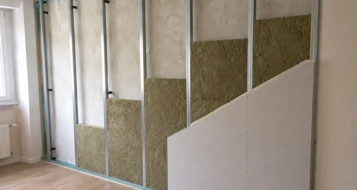 Struttura metallica per insonorizzare una stanza fai da te, con pannelli isolanti in lana di roccia e cartongesso in fase di montaggio.