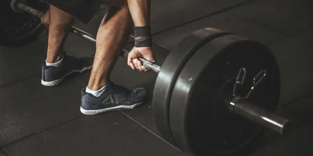 Ile kcal spala trening siłowy? Liczby, EPOC i trwały metabolizm