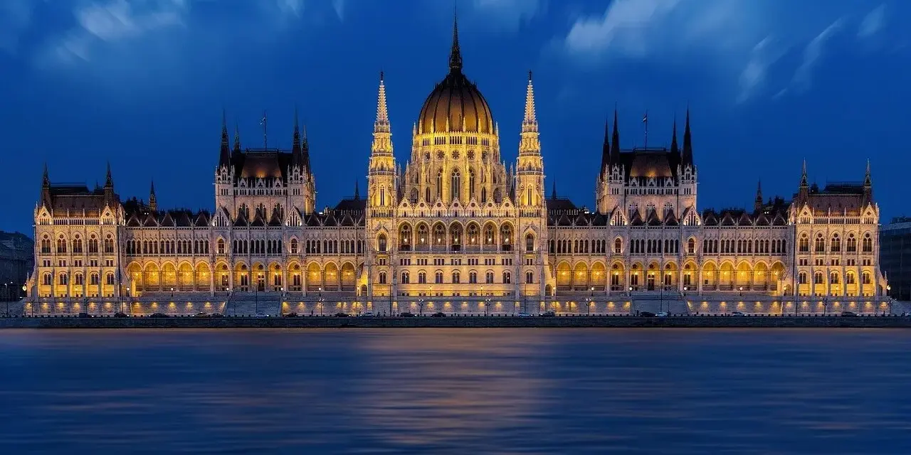 Budynek Parlamentu w Budapeszcie nocą, jakby z okna, gdy wyciągasz swój węgry paszport.