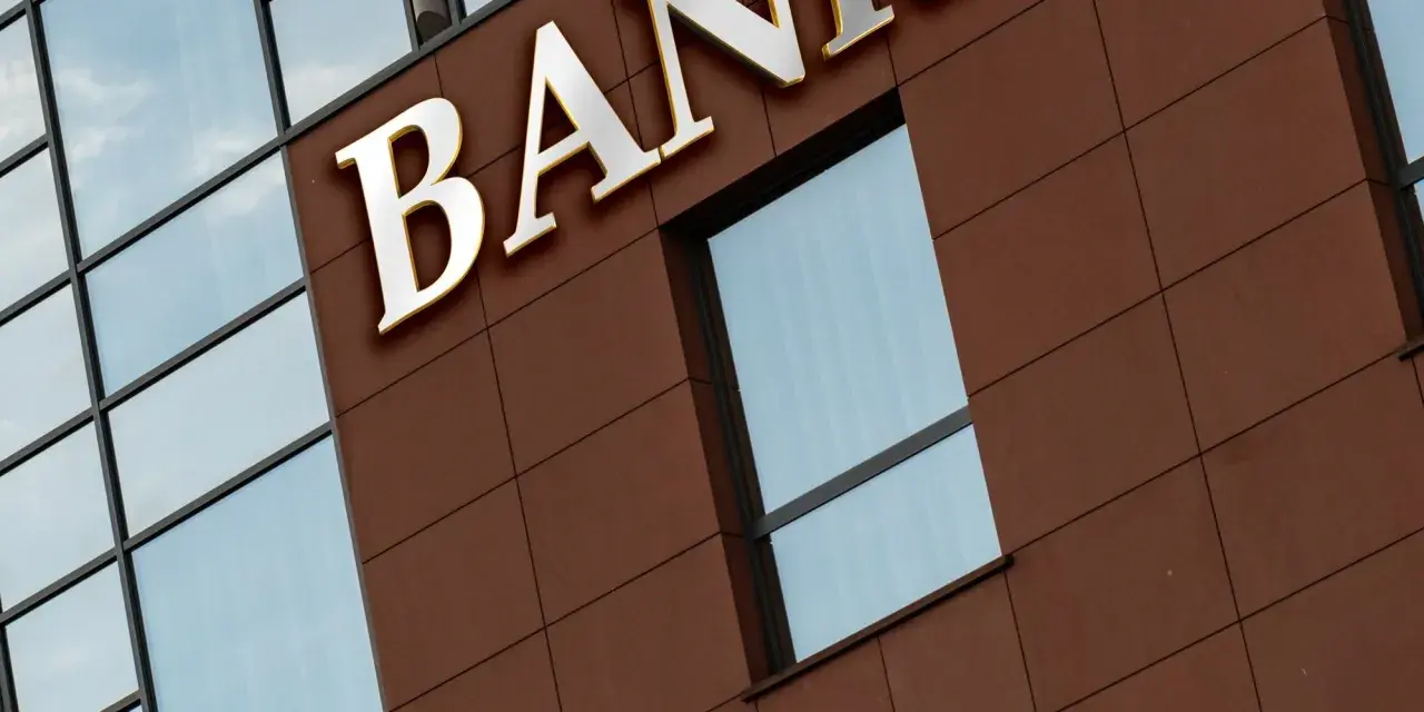 Elegancki budynek banku z napisem "BANK". To miejsce, gdzie prawo bankowe, art. 105, reguluje transakcje finansowe.