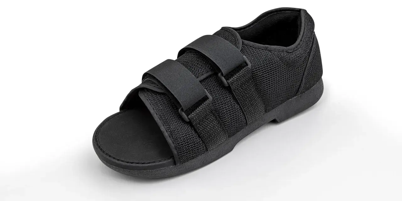 Zapato negro con velcro, ideal para la recuperación de una fractura de metatarsiano.