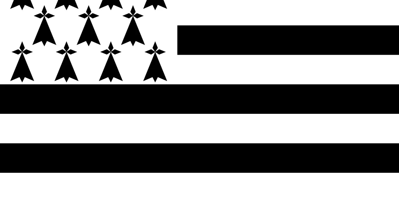 Bandera de Bretaña, con el **símbolo de Bretaña francesa** (hermiñas) en la esquina superior izquierda y franjas negras y blancas.