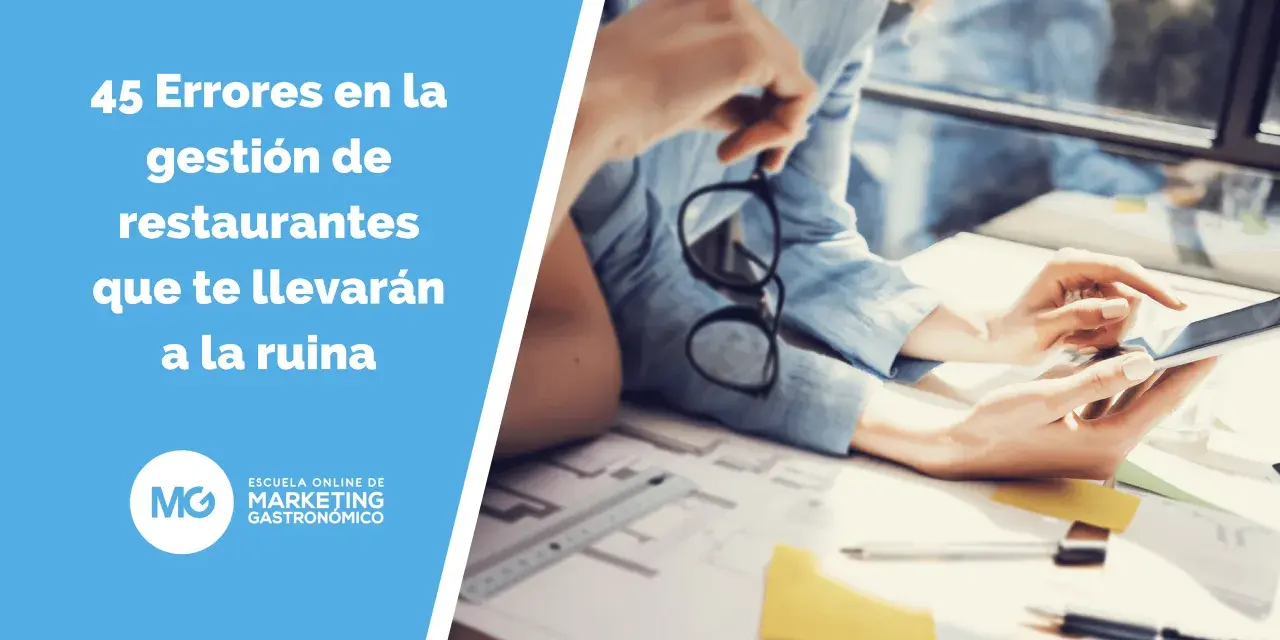 Personas revisando documentos y una tablet, con texto sobre errores en la gestión de restaurantes y el presupuesto.