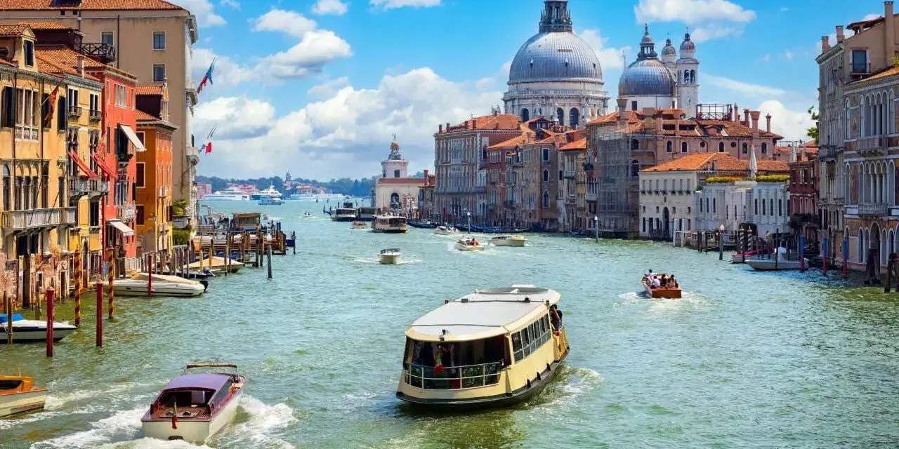Vaporetti e taxi acquei navigano sul Canal Grande, un modo scenografico per capire come raggiungere Venezia da Mestre.