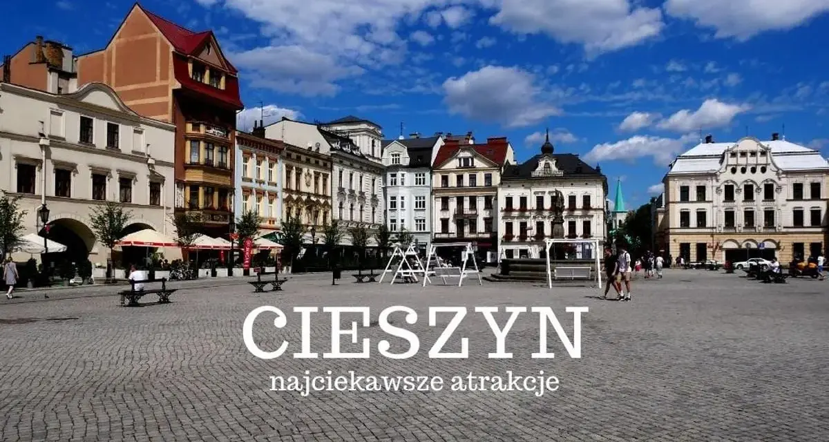Cieszyn rynek z kolorowymi kamienicami i błękitnym niebem. Spacer po brukowanym placu, gdzie widać ludzi i ławki.