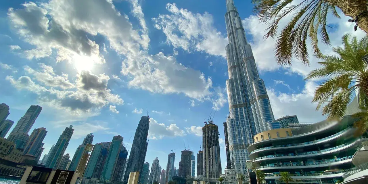 Widok na drapacze chmur w Dubaju, w tym Burdż Chalifa. Czy zjednoczone emiraty arabskie są bezpieczne? Tak, to nowoczesne i bezpieczne miejsce.