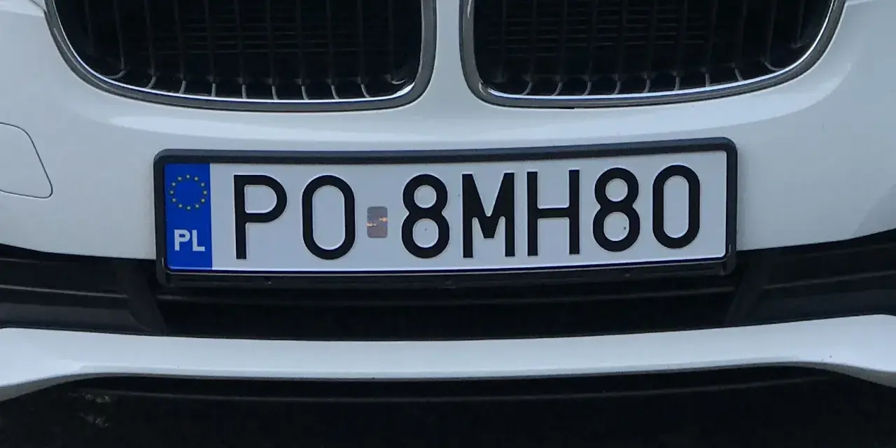 Tablica rejestracyjna PO 8MH80. Czy cyfry i litery mają znaczenie w numerologii tablic rejestracyjnych?