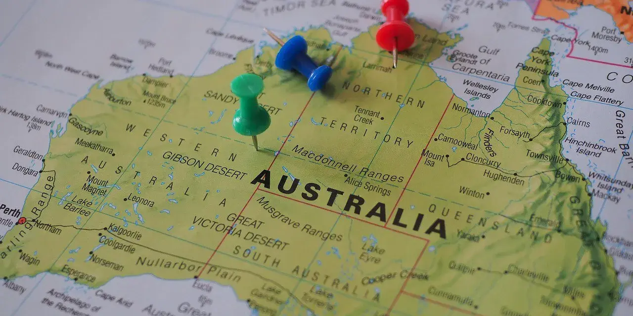 Ciekawostki o Australii: trzy pinezki zaznaczyły na mapie pustynie i pustkowia.