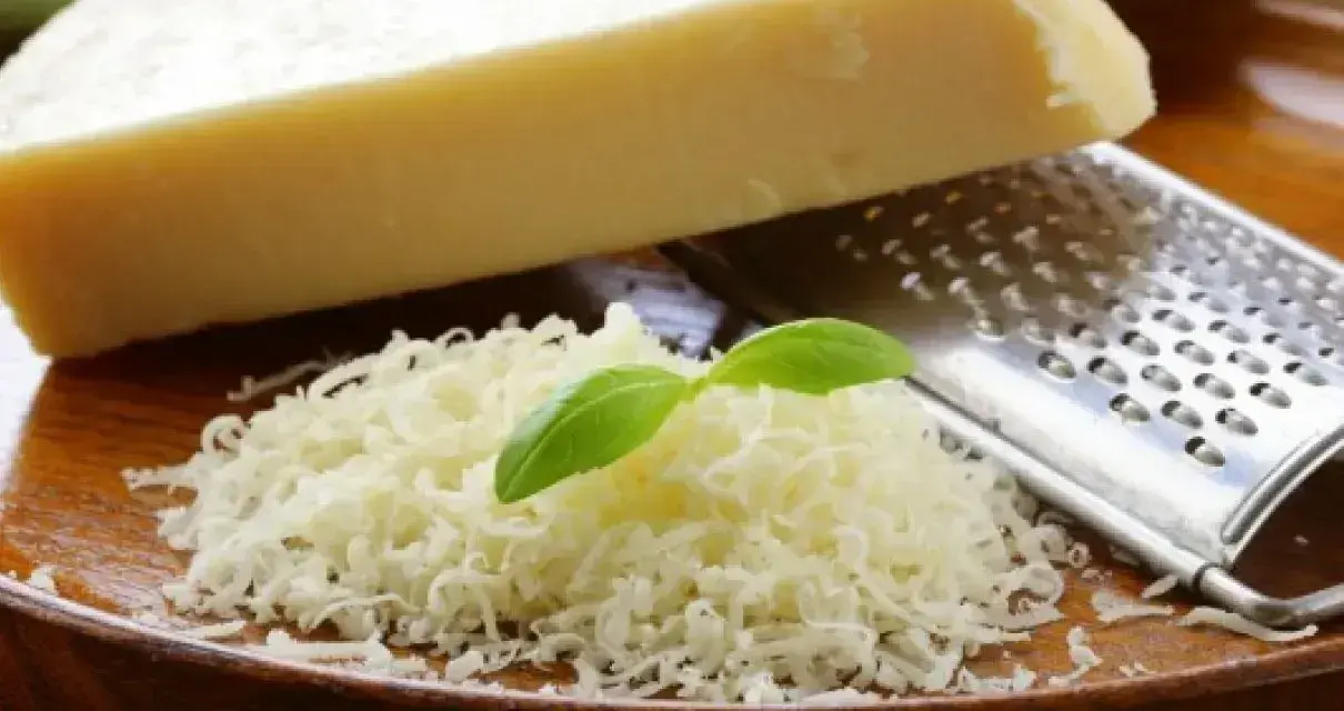 Tarty parmezan z bazylią i tarką. Czy parmezan jest wegetariański? Tradycyjnie nie, bo zawiera podpuszczkę zwierzęcą.