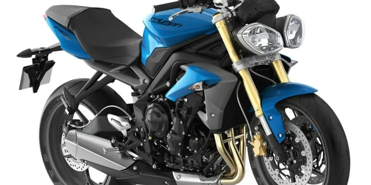 Niebieski Triumph Street Triple 675. Dane techniczne tego zwinnego motocykla to jego moc i osiągi.