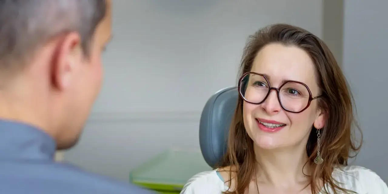 Dentysta po porodzie: Kiedy i jak zadbać o zęby karmiąc piersią?