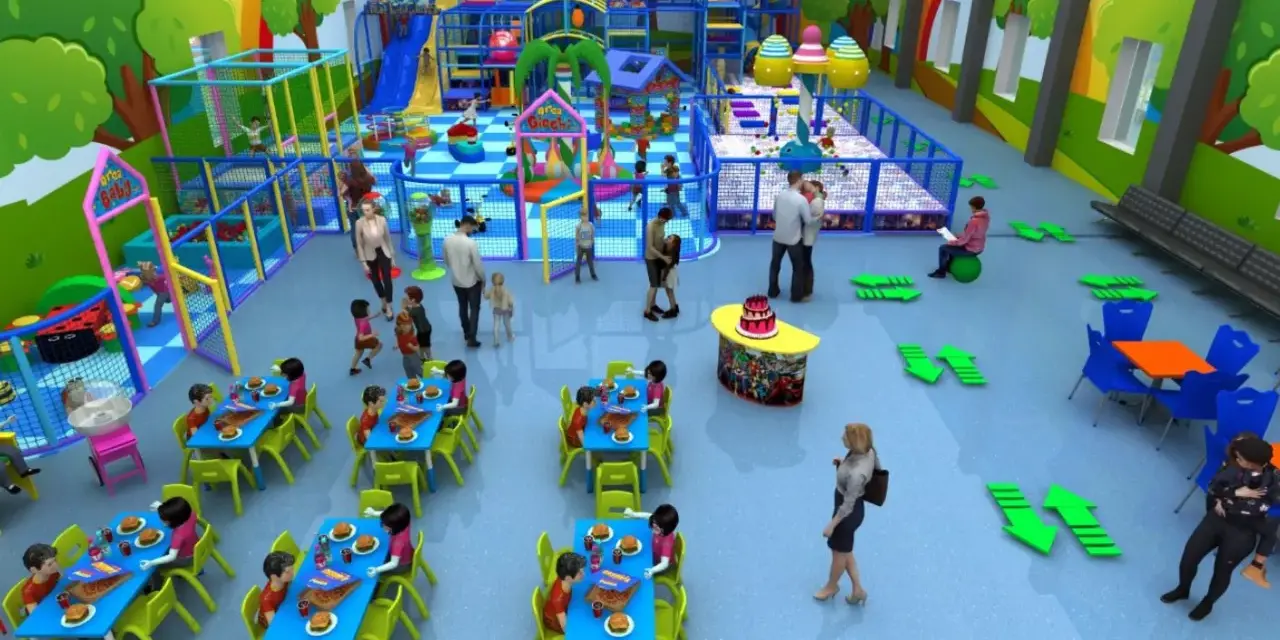 Colorata sala giochi con scivoli, piscine di palline e tavoli apparecchiati per feste di compleanno. Bambini giocano e mangiano felici.
