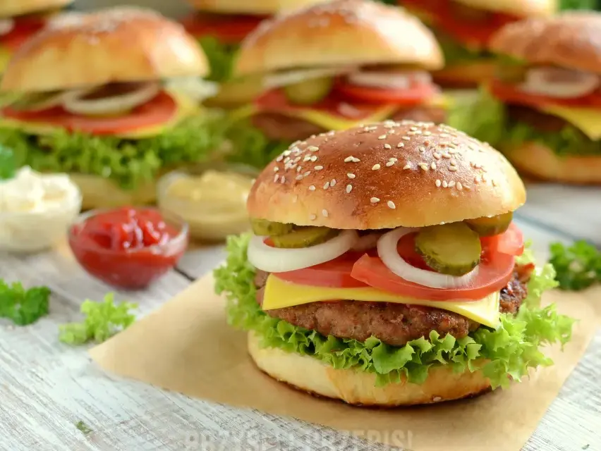 Jak zrobić idealne hamburgery z mięsa mielonego? Poradnik