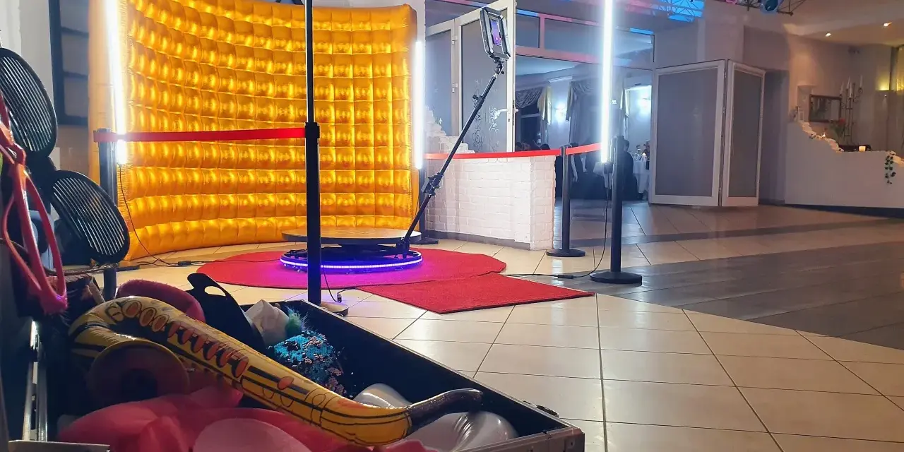 Złota fotobudka 360 z akcesoriami czeka na imprezę. Sprawdź, jaka będzie fotobudka 360 wynajem cena!