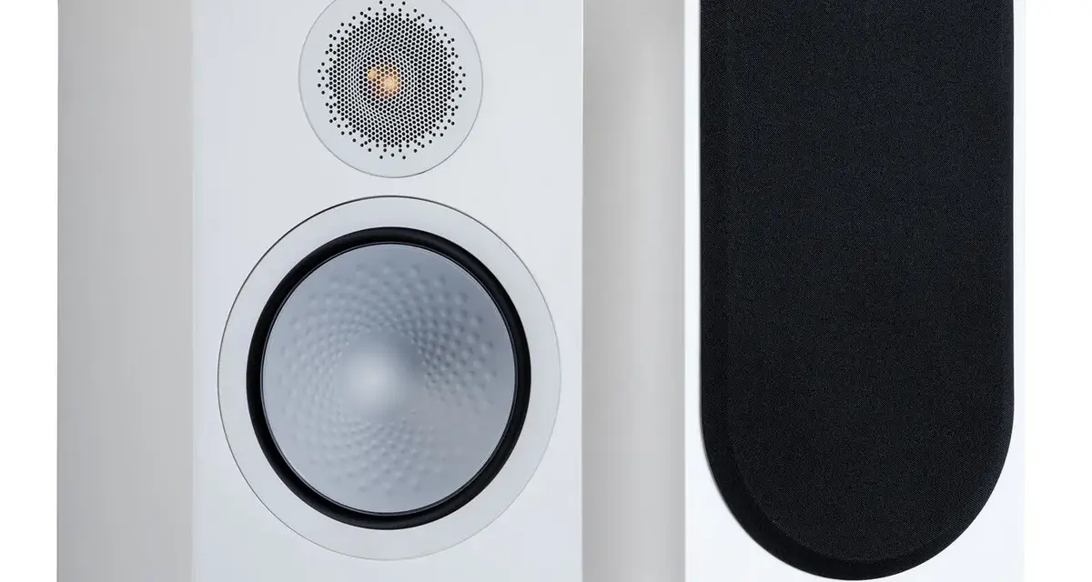 Białe głośniki Monitor Audio Silver 100 7G, gotowe do testu dźwięku. Jeden z maskownicą, drugi bez.