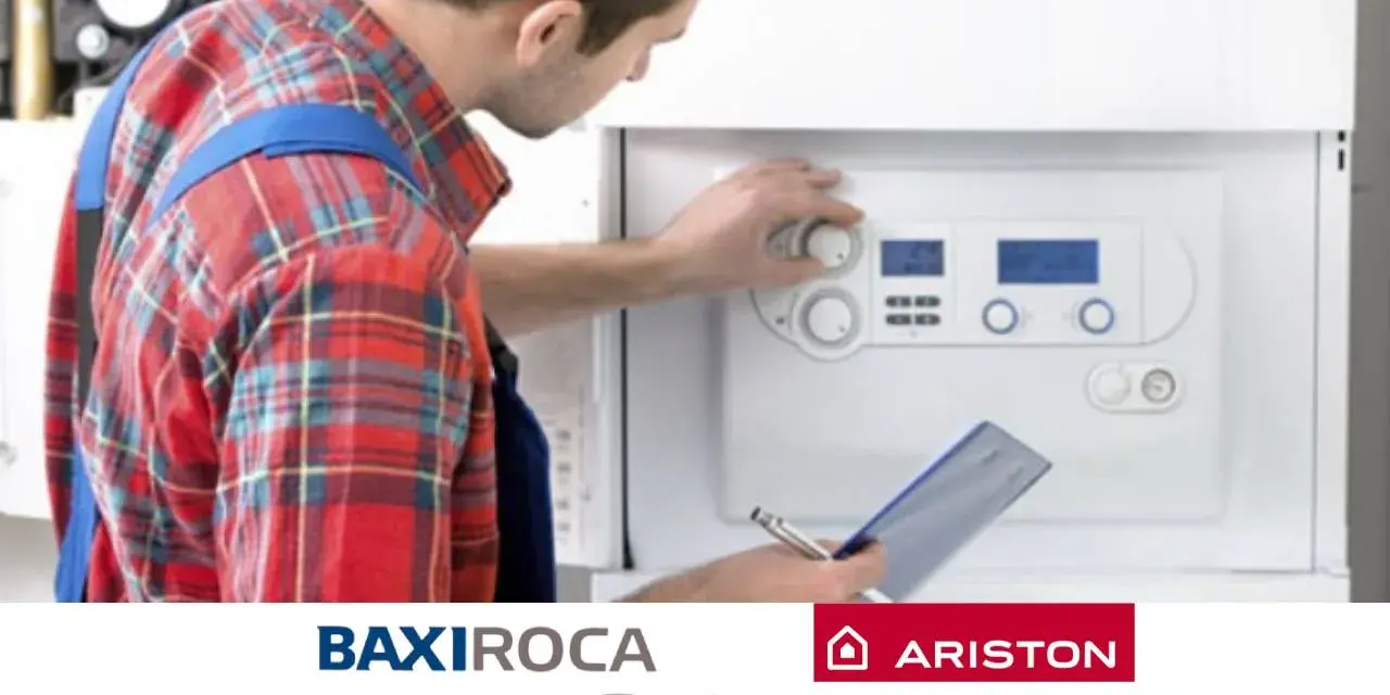 Técnico ajustando una de las calderas más pequeñas del mercado. Se ven logos de BaxiRoca, Junkers, Ariston, Thermor y Vaillant.