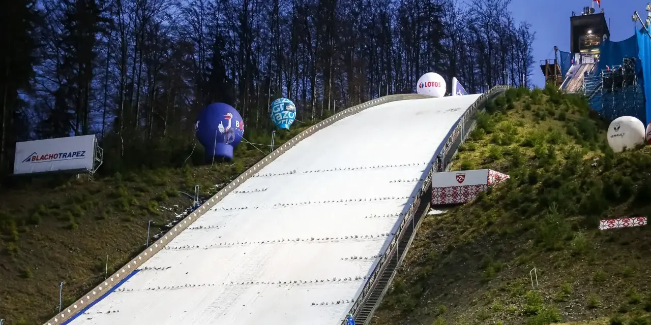 Skocznia narciarska w Wiśle przygotowana na puchar świata. Wielkie balony z logo sponsorów unoszą się nad trasą zjazdu.