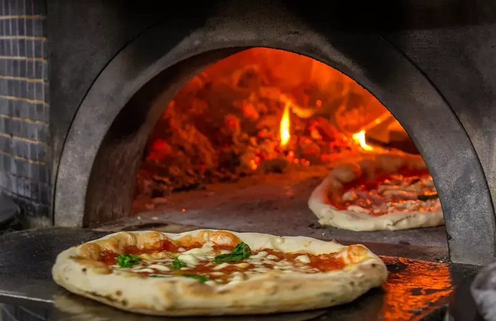 Descubre Pizzería Venecia: ¿La mejor pizza italiana en horno de leña?