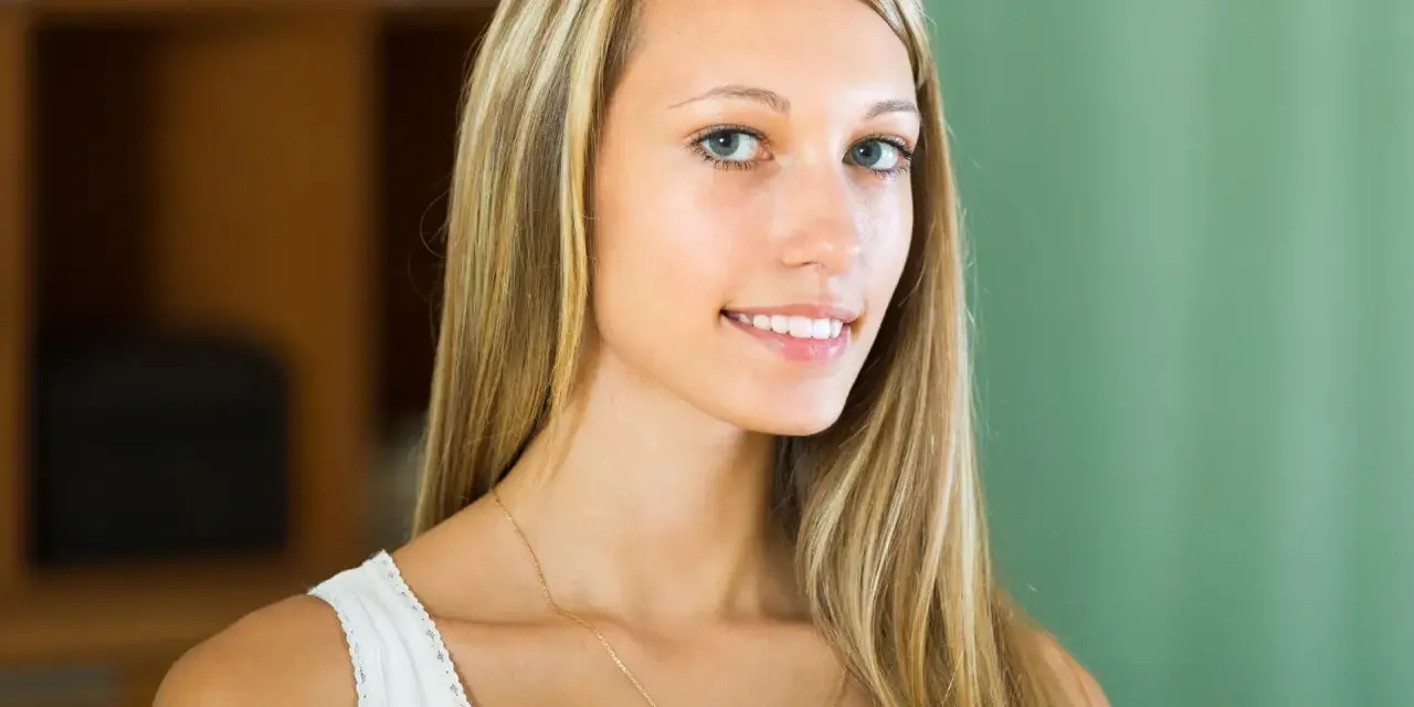 Uśmiechnięta blondynka z balejażem. Zastanawiasz się, ile kosztuje balejaż?
