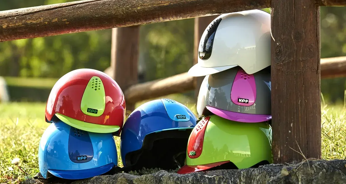 Kask jeździecki vs toczek: Co naprawdę chroni Twoją głowę?