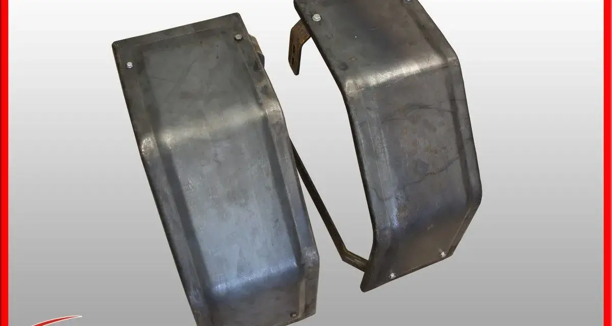 Dwa metalowe błotniki do C-360, gotowe do montażu. Idealne rozwiązanie, jak zrobić błotniki do C-360 samodzielnie.