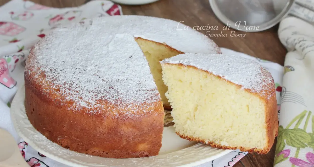 Torta soffice e profumata, preparata con 150 gr di yogurt greco, cosparsa di zucchero a velo.
