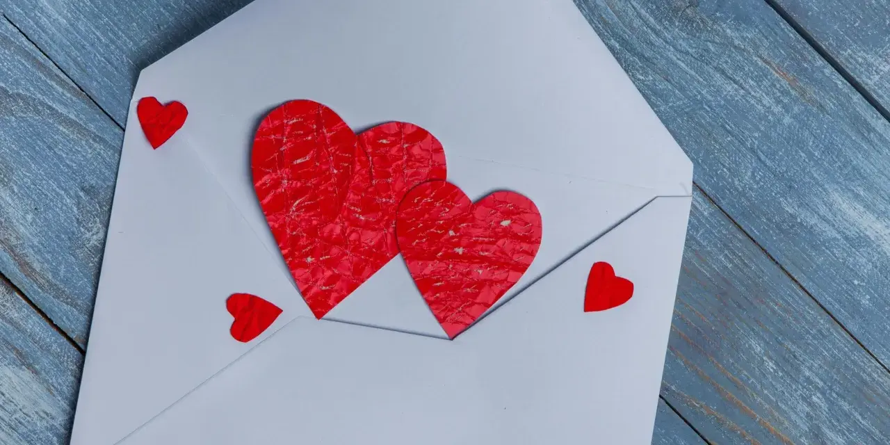 Koperta z sercami, symbol miłości. Czy to początek pięknej relacji, czy może subtelny love bombing?