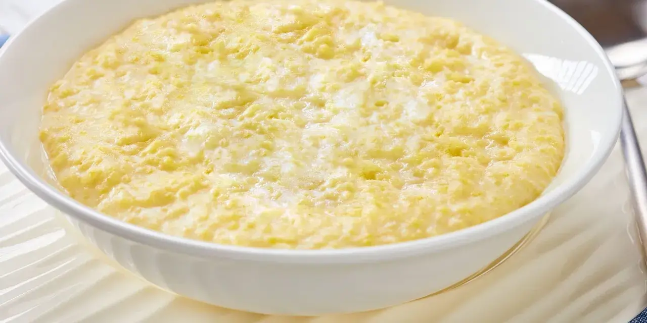 Ein Teller mit frisch gekochtem Hirsebrei, der dampfend und cremig aussieht. Perfekt zum Frühstück oder als leichte Mahlzeit.