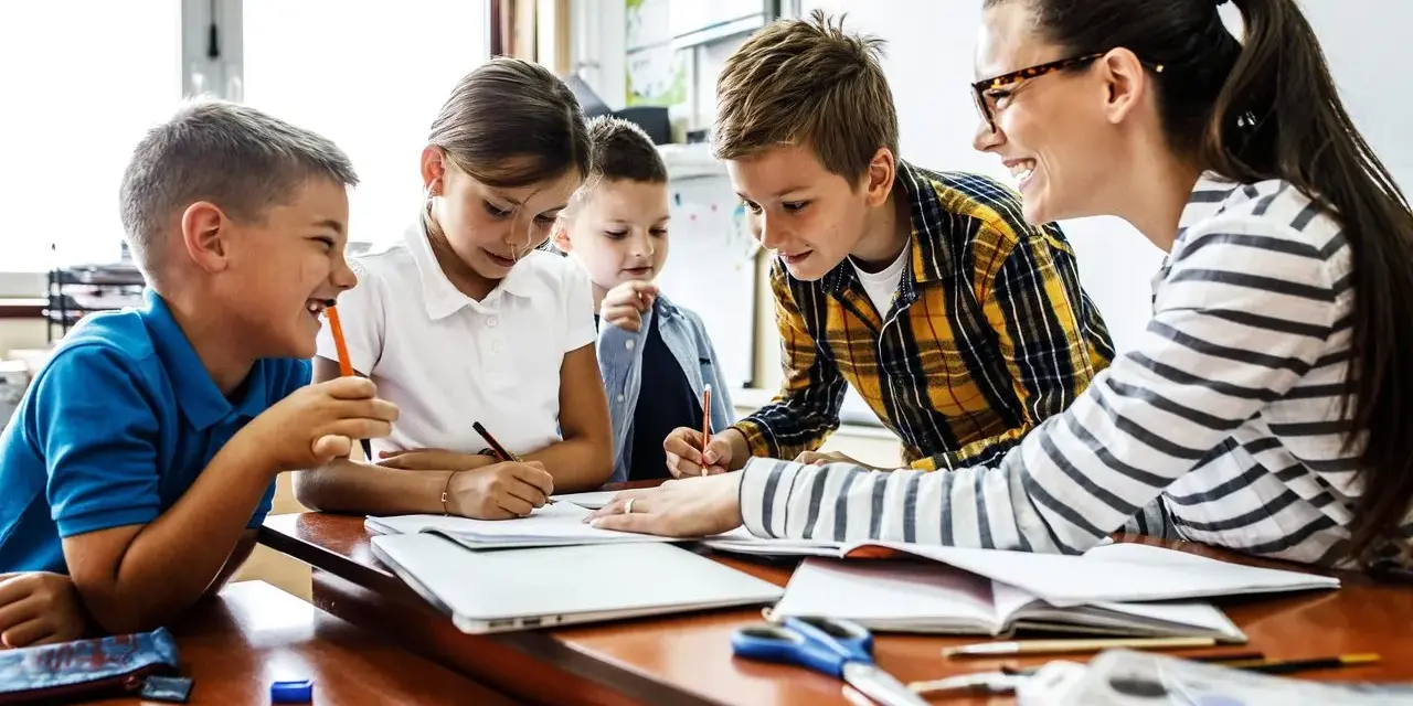 Jak wygląda nauczanie domowe? Przewodnik dla świadomych rodziców