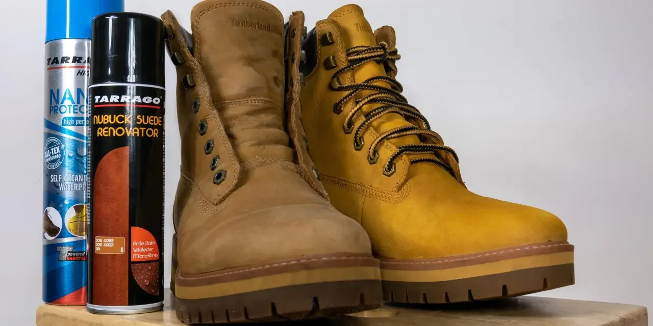 Dwa buty Timberland i dwa preparaty do pielęgnacji: jak wyczyścić buty z nubuku, by wyglądały jak nowe.