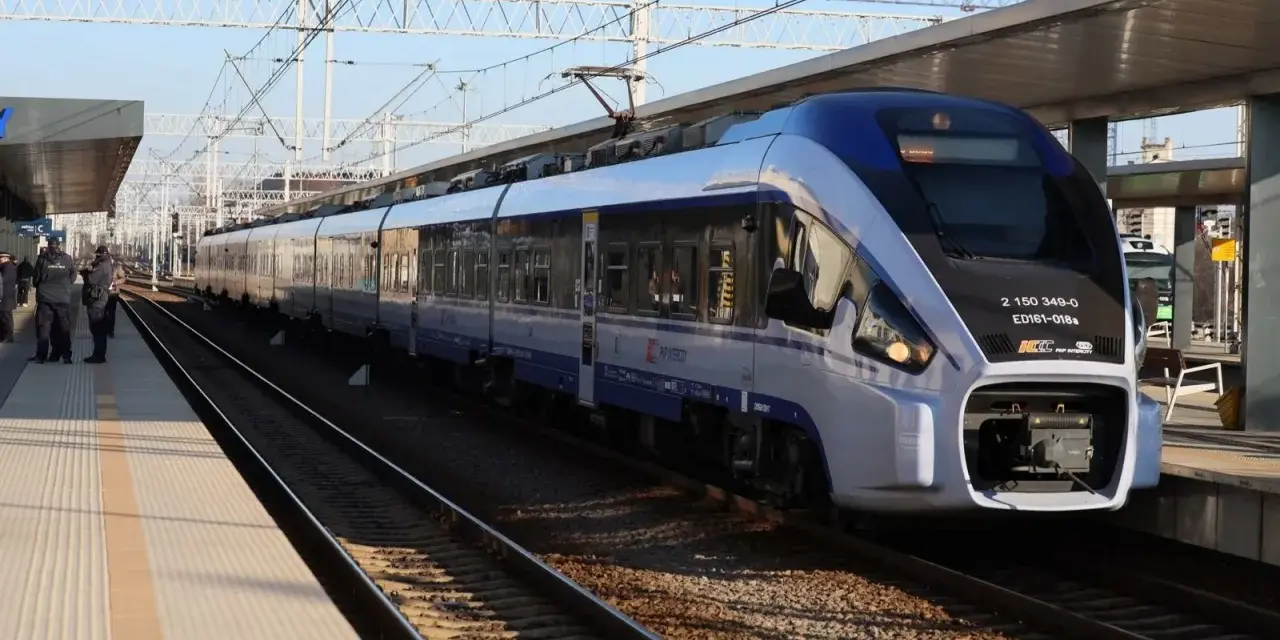 Nowoczesny pociąg Intercity na torach, gotowy do podróży z Warszawy do Lublina.