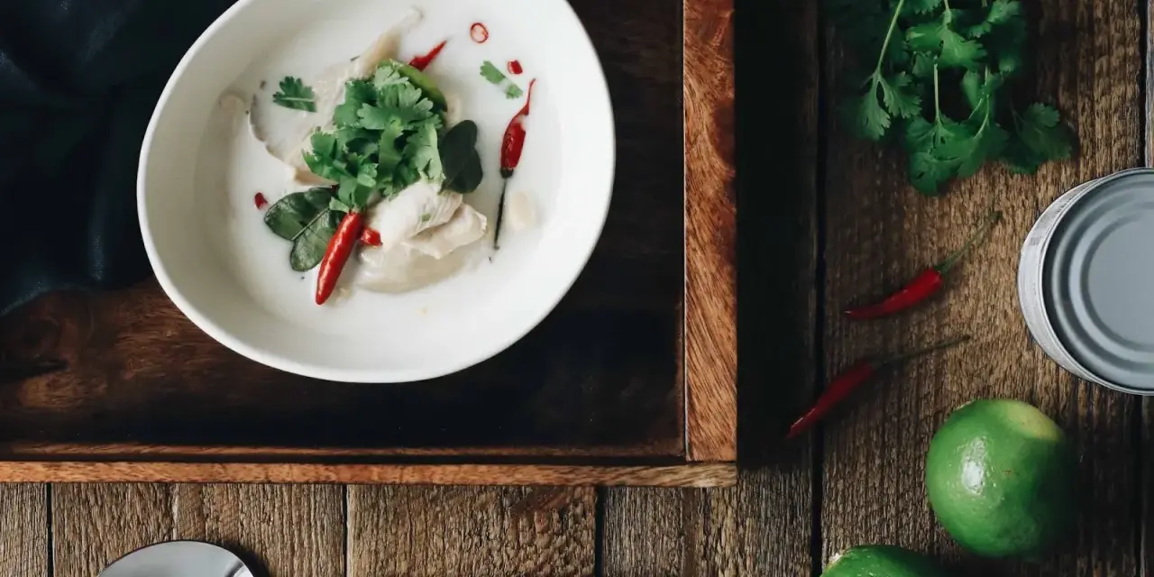 Aksamitny tom kha z kurczakiem, chili i kolendrą. Idealny przepis na rozgrzewającą zupę.