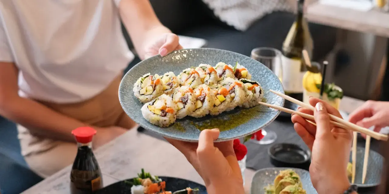 Na stole sushi, które zachwyca smakiem. To kwintesencja kuchni japońskiej, pełnej świeżości i harmonii.