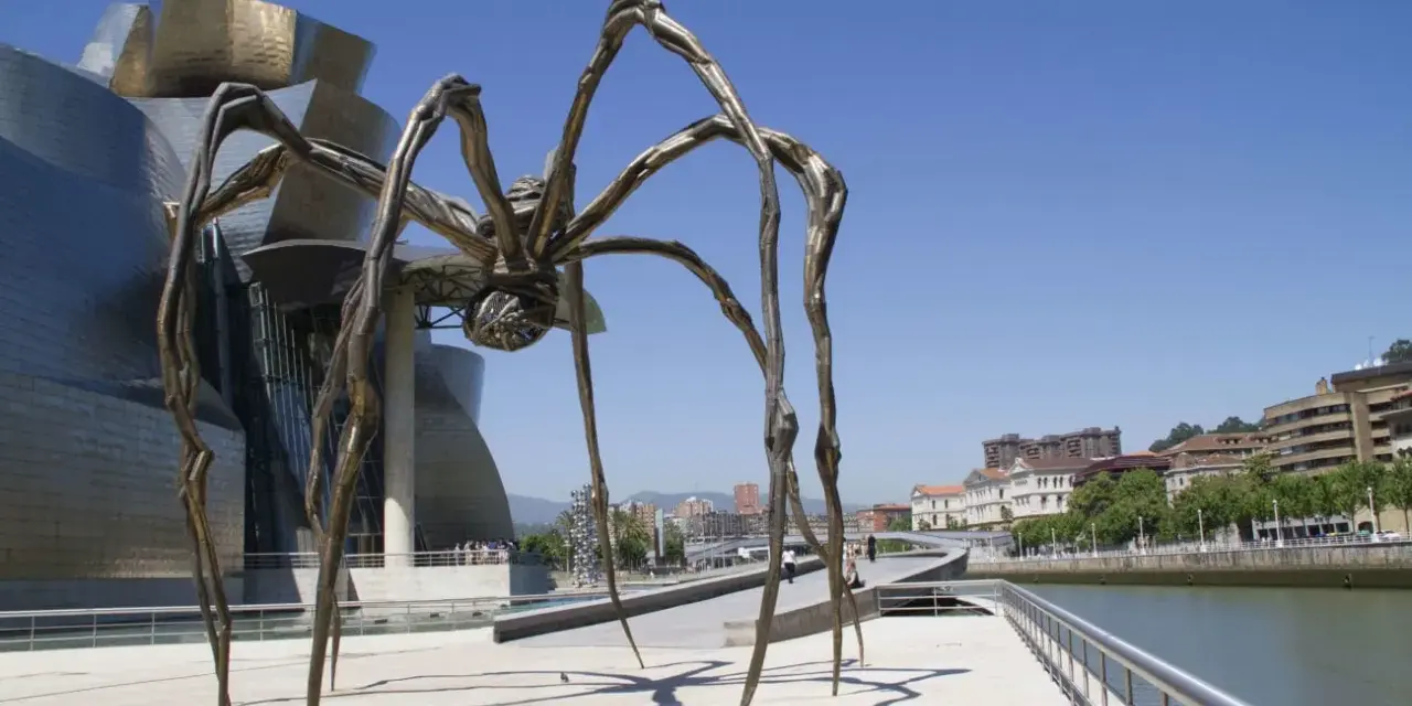La sculpture "Maman" de Louise Bourgeois, une araignée monumentale, se dresse devant le musée Guggenheim de Bilbao.
